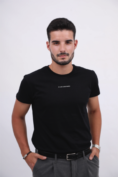 T-SHIRT MINIMALISTA PRETA