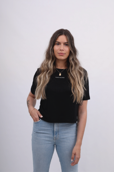 T-SHIRT MINIMALISTA CROPPED PRETA